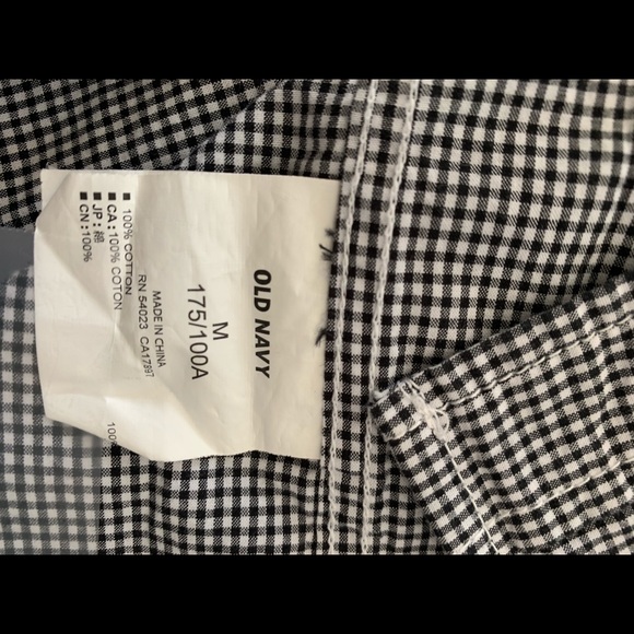 Old Navy Men’s Black and White Gingham Button Down Shirt - Picture 4 of 8